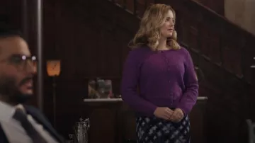 Cardigan Suncoo Gemini porté par Samantha (Rose McIver) comme on le voit dans Ghosts (S04E04)