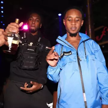 Chaqueta cortavientos Moncler x Fragment Blue Downbeat usada por Slim Jxmmi en la cuenta de Instagram @slimjxmmi