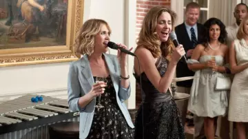 Tenues de film des demoiselles d’honneur : Kristen Wiig porte une mini-robe bustier florale noire avec poches Rebecca Taylor pour représenter Annie