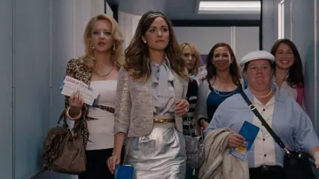 Vestuario de la película Bridesmaids: Helen, interpretada por Rose Byrne, lleva una chaqueta de noche con estampado dorado y crema de Smythe
