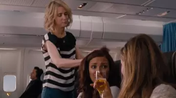 Tenues de demoiselles d’honneur : Kristen Wiig porte un débardeur à rayures noires et blanches Goelia pour jouer Annie dans le film