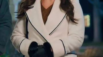 Noël au ranch : Christina Campbell (Jade Harlow) porte une blouse blanche dans le film