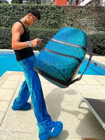 Off-White Blue Arrow-Checkered Duffle Bag worn by Tiago PZK on the Instagram account @tiagopzk
