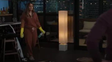 Sandalias Birkenstock Arizona Shearling & Suede usadas por la Dra. Jo Wilson (Camilla Luddington) como se ve en Grey's Anatomy (T21E06)