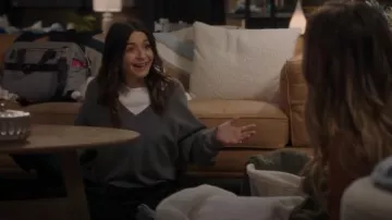 Alexander Wang Pull à col en V bicouche avec débardeur porté par le Dr Amelia Shepherd (Caterina Scorsone) comme on le voit dans Grey’s Anatomy (S21E06)