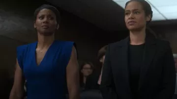 Calvin Klein Scuba Crepe Cap Sleeve V-Neck Knee Track Stell Dress usado por Jax Stewart (Emayatzy Corinealdi) como se ve en Reasonable Doubt (S02E10)