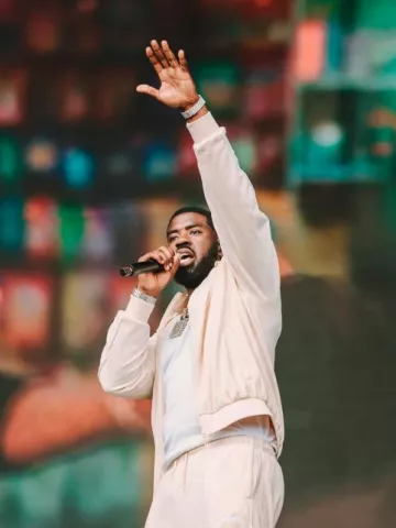Chaqueta de chándal Corteiz Cream Velour VVS usada por Tion Wayne en la cuenta de Instagram @officialrandl