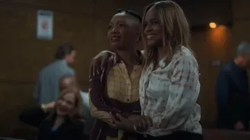 Camisa halógena de satén sin cuello abotonada en arcilla naranja usada por Sally (Nefetari Spencer) como se ve en Duda razonable (S02E10)