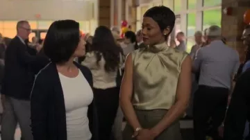 Top de cuello alto con efecto satinado de Zara usado por Jax Stewart (Emayatzy Corinealdi) como se ve en Duda razonable (T02E10)