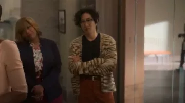 Cárdigan espaciador UO usado por Daniel (Tim Jo) como se ve en Duda razonable (S02E10)