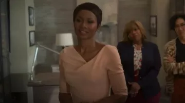 Vestido drapeado de halo negro usado por Jax Stewart (Emayatzy Corinealdi) como se ve en Duda Razonable (T02E10)