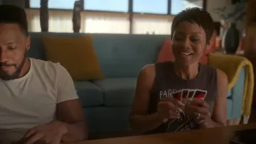 Madre Fuerte y Silenciosa Tipo Cotton Muscle Tank usado por Jax Stewart (Emayatzy Corinealdi) como se ve en Duda Razonable (S02E10)