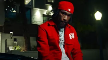 Chaqueta Amiri Red & White-MA Coach usada por Hunxho en Hunxho - Worth It (feat. Fridayy) [Video Oficial]