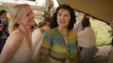 Re/Done Cárdigan de punto a rayas recortado usado por Becka Garvey (Eve Hewson) como se ve en Bad Sisters (T02E01)