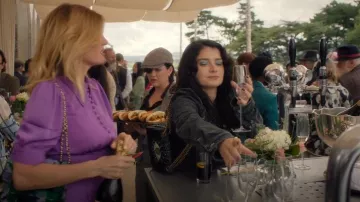 Kurt Geiger Mini Kensington Bolso de hombro de cuero con ojos adornados usado por Becka Garvey (Eve Hewson) como se ve en Bad Sisters (S02E01)