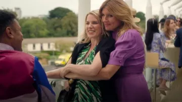 Vestido de lino de seda de cebra abstracto para mujer Jigsaw verde usado por Ursula Flynn (Eva Birthistle) como se ve en Bad Sisters (S02E01)