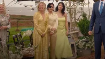 Warehouse Sparkle Plunge Vestido largo de cintura fruncida usado por Ursula Flynn (Eva Birthistle) como se ve en Bad Sisters (S02E01)