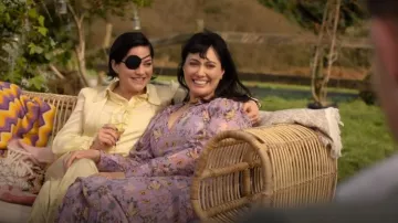 & Otras Historias Maxi Vestido Escalonado en Floral Morado usado por Bibi Garvey (Sarah Greene) como se ve en Bad Sisters (T02E01)