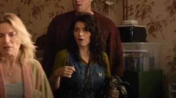 Mono de mezclilla Lucy y Yak Juni usado por Becka Garvey (Eve Hewson) como se ve en Bad Sisters (T02E01)