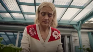 Cárdigan Barrie con cuello en V en cachemira y con motivo floral usado por Grace Williams (Anne-Marie Duff) como se ve en Bad Sisters (S02E02)