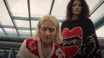 El Amor Lento El Jersey de los Corazones Jóvenes usado por Becka Garvey (Eve Hewson) como se ve en Bad Sisters (T02E02)