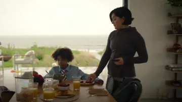 Sweaty Betty Run Pro Jacket usada por Bibi Garvey (Sarah Greene) como se ve en Bad Sisters (T02E02)
