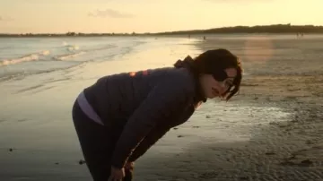 Chaqueta de plumón ultraligera de Uniqlo usada por Bibi Garvey (Sarah Greene) como se ve en Bad Sisters (T02E02)