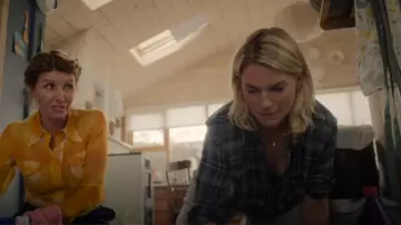 Camisa Rails Hunter en Smokey Agave usada por Ursula Flynn (Eva Birthistle) como se ve en Bad Sisters (T02E02)