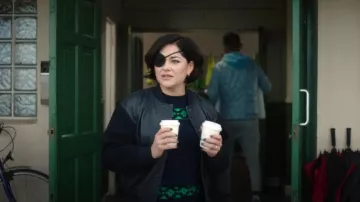 Chaqueta de cuero en contraste Me and Em usada por Bibi Garvey (Sarah Greene) como se ve en Bad Sisters (T02E02)