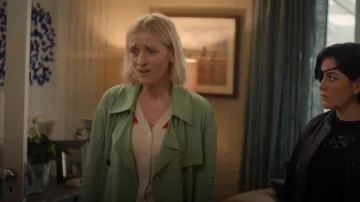 Teoría Gabardina de crepé de Chine con cinturón de doble botonadura usada por Grace Williams (Anne-Marie Duff) como se ve en Bad Sisters (T02E02)