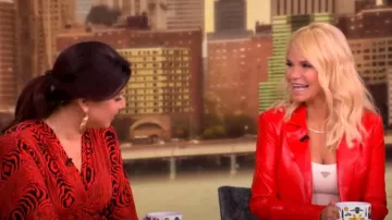 Alice + Olivia Macey Blazer ajusté en cuir végétalien porté par Kristin Chenoweth comme on le voit dans The View le 13 novembre 2024