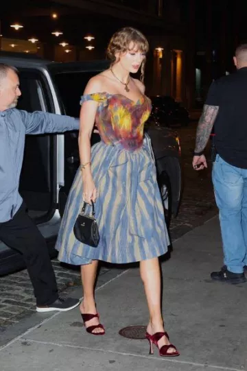 Bolso de cuadro de abuela de Vivienne Westwood usado por Taylor Swift en la ciudad de Nueva York el 8 de noviembre de 2024