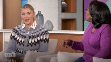 Chemise à rayures Veronica Beard Keiko en ivoire portée par Amanda Kloots, comme on le voit dans The Talk le 12 novembre 2024