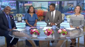 Robe à manches courtes à col fendu à plusieurs niveaux Tommy Hilfiger portée par Sheinelle Jones, comme on le voit dans Aujourd’hui le 13 novembre 2024