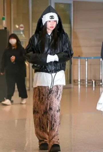 Mini bolso Jimmy Choo Luna usado por Jennie Kim en el aeropuerto el 11 de noviembre de 2024