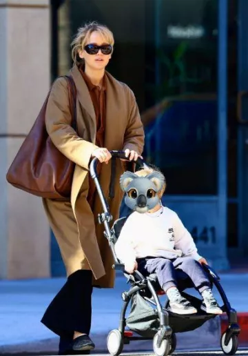 Le pantalon de gala Row en Cady porté par Jennifer Lawrence à Los Angeles le 9 novembre 2024