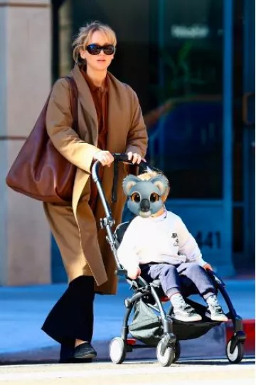 Poussette Babyzen Yoyo portée par Jennifer Lawrence à Los Angeles le 9 novembre 2024