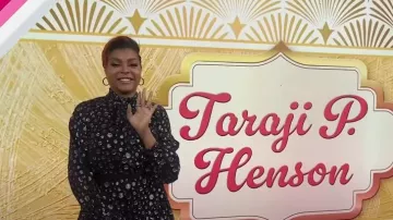 Kate Spade Space Dot Robe à col noué en argent portée par Taraji P. Henson comme on le voit dans Today with Hoda & Jenna le 13 novembre 2024