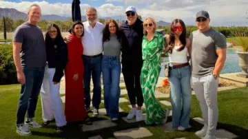 Mother The Hustler Sidewinder Jeans High Rise Denim Flared porté par Angie Katsanevas comme on le voit dans The Real Housewives of Salt Lake City (S05E09)