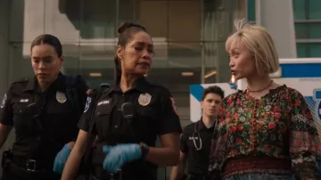 Blusa Alice + Olivia Kora usada por Tonya (Cyrina Fiallo) como se ve en 9-1-1: Lone Star (T05E02)