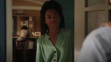 Pull Henley Bouclé All In Favor en Pistache porté par Grace Ryder (Sierra McClain) comme on le voit dans 9-1-1 : Lone Star (S05E03)