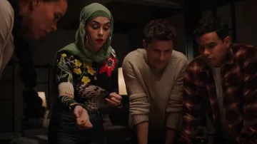 Alice And Olivia Delaina Top de manga larga usado por Leigh Ann (Jessi Case) como se ve en 9-1-1: Lone Star (S05E04)