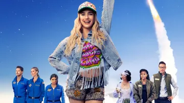 Atuendos de la película Space Cadet: Emma Roberts usa una camiseta de corbata y teñido para interpretar a Rex Simpson