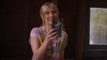 Atuendos de la película Space Cadet: Emma Roberts usa una camiseta de corbata y teñido para interpretar a Rex Simpson