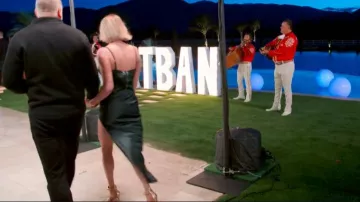 Sandalias de tacón de aguja de cuero metálico con correa de tobillo Bijoux de Gianvito Rossi usadas por Whitney Rose como se ve en The Real Housewives of Salt Lake City (S05E09)