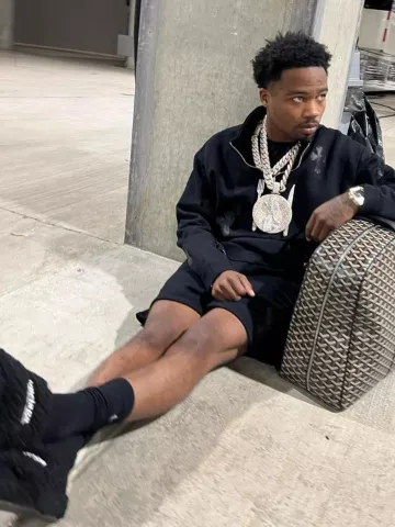 Claquettes de campagne politique Balenciaga Black Furry portées par Roddy Ricch sur le compte Instagram @roddyricch
