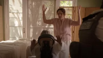 Caslon Stripe Gaze de Coton Henley En Nuage Ivoire - Rose Vera Stripe porté par Marlene Harris (Robyn Lively) comme on le voit dans 9-1-1 : Lone Star (S05E05)