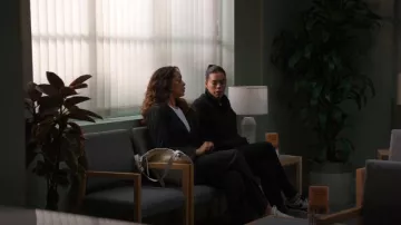 L’Agence Allanah Pantalon à fines rayures porté par Tommy Vega (Gina Torres) comme on le voit dans 9-1-1 : Lone Star (S05E06)
