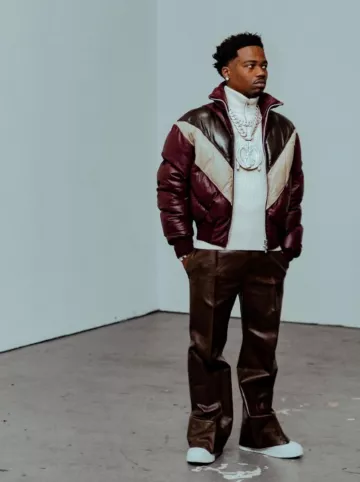 Moncler Cream Chevron Ribbed Zip Sweater porté par Roddy Ricch sur le compte Instagram @roddyricch