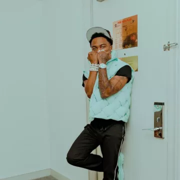 Gilet matelassé Bottega Veneta Light Blue Intrecciato porté par Roddy Ricch sur le compte Instagram @roddyricch